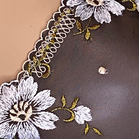 Cute Lightweight Black Sheer Embroidered White Flowers Bra Size Medium EUC - Picture 2 of 4